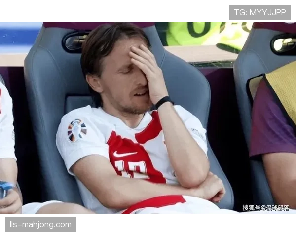 英格兰客战克罗地亚空场进行，三狮军团球迷表达不满